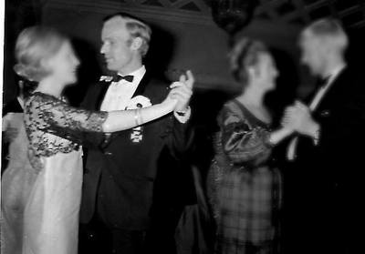Studenter danser på ball.