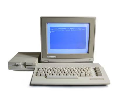 Commodore 64C med floppy drive.