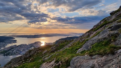 Utsikt fra fjellet Ulriken i bergen. Klarvær og solnedgang.