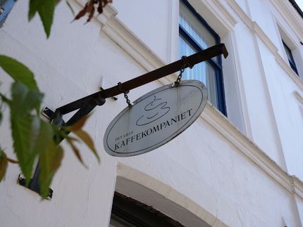 Close up of the shop sign for Det lille kaffekompani.