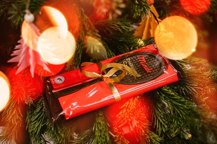 En sjokolade formet som en tennisracket som ligger på et juletre.