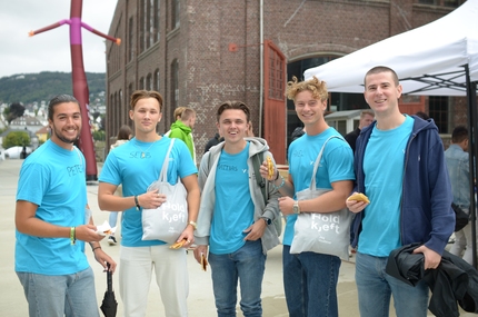 5 mentors in blue t-shirts at HVL campus Kronstad.