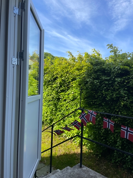 Banner med norske flagg i solen. 