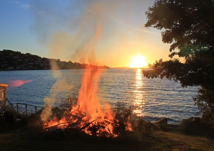 A bonfire by the lake. Kora27, CC BY-SA 4.0 <https://creativecommons.org/licenses/by-sa/4.0>, via Wikimedia Commons 