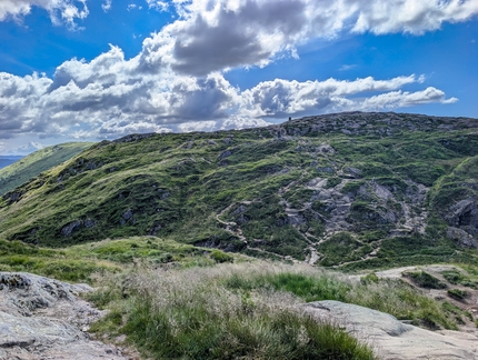 Photo of Borgaskaret trail with cairns and trails