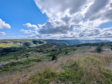View from Rundemanen towards Ulriksmasten, with the trail winding through the mountain terrain. Photo