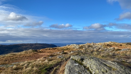 Sti over vidden med tårnet på Rundemanen i det fjerne
