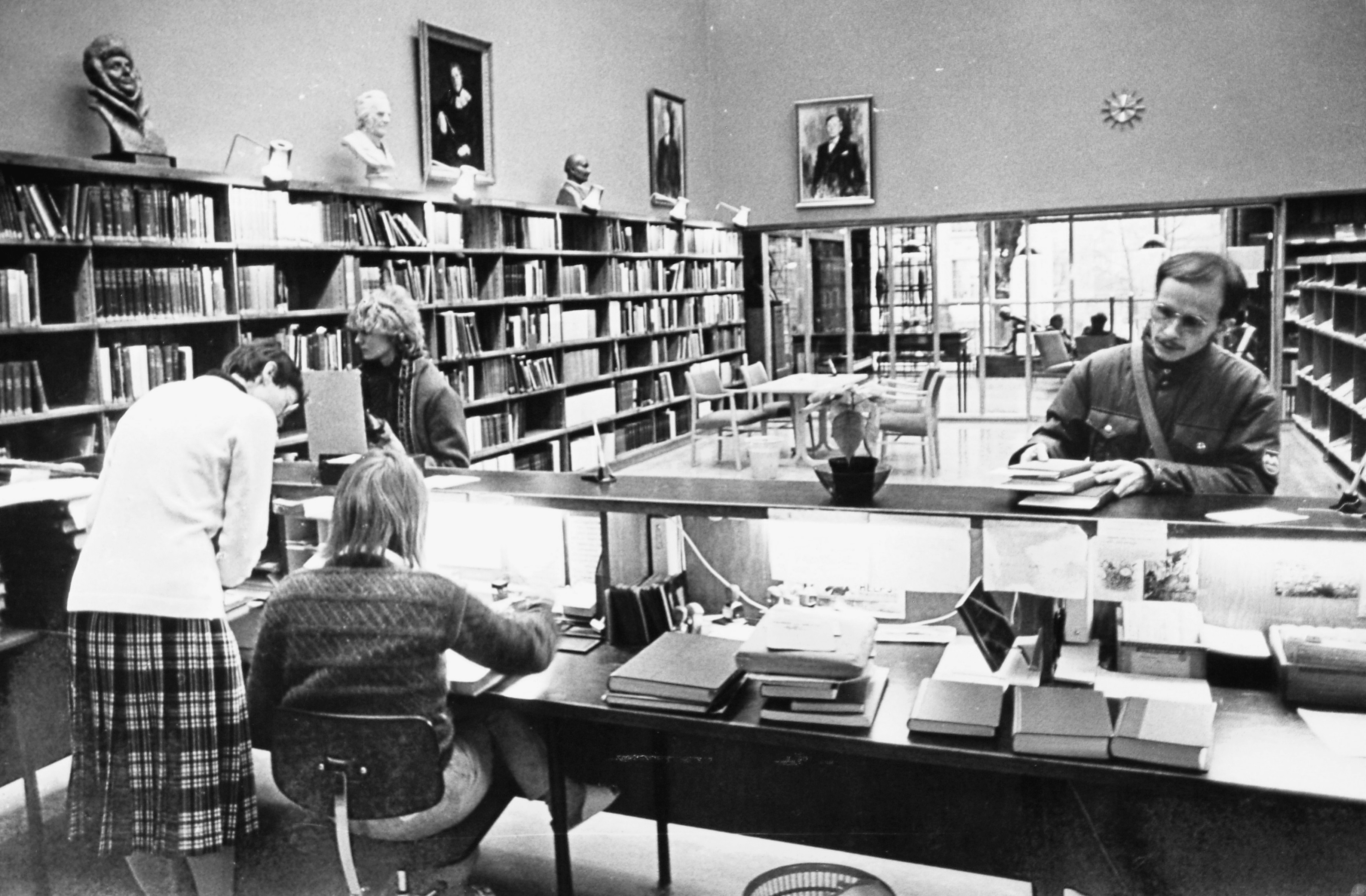 Studenter på Universitetsbiblioteket ca. 1980.