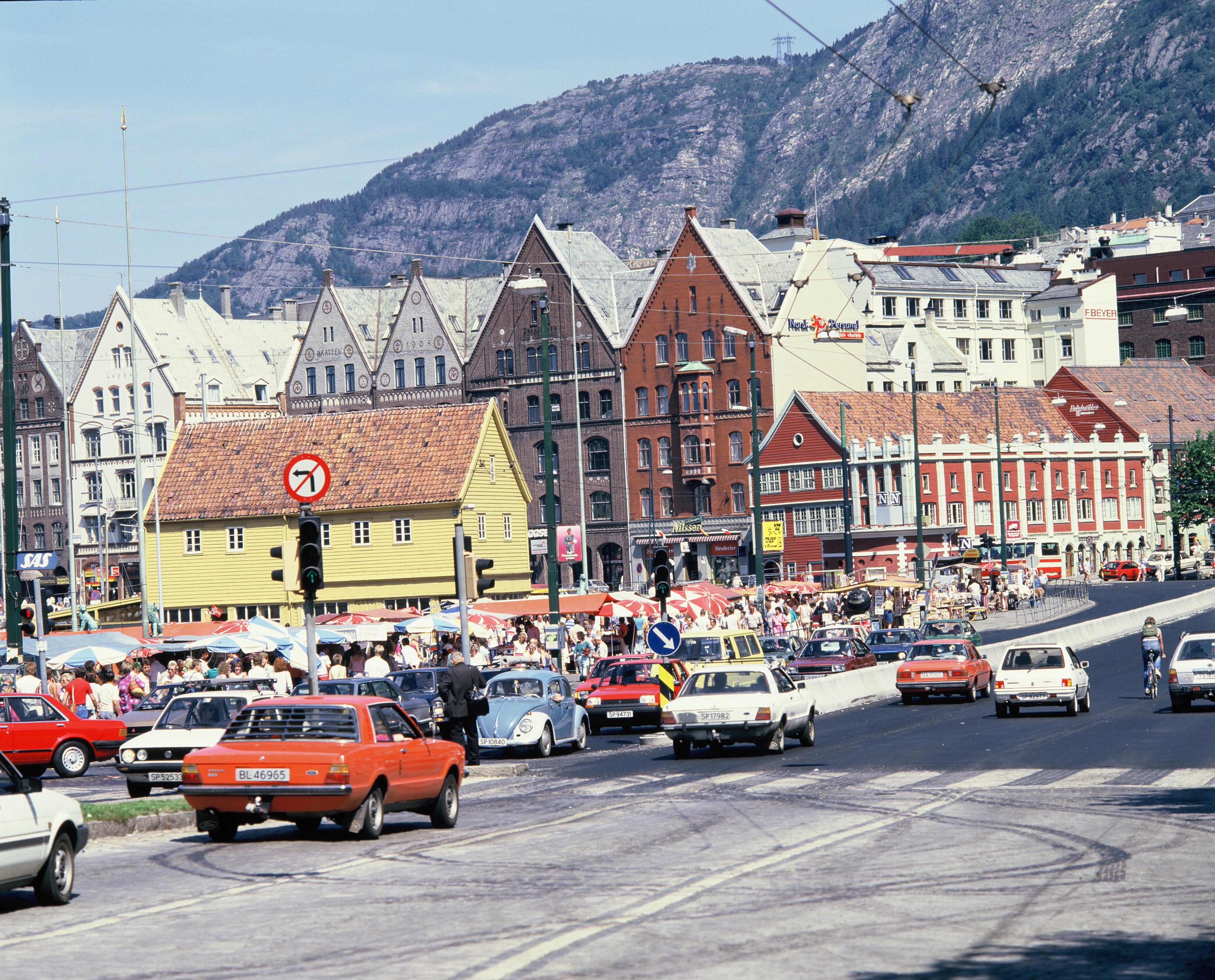 Fisketorget i Bergen på midten av 1980-tallet. Mye biler og trafikk.