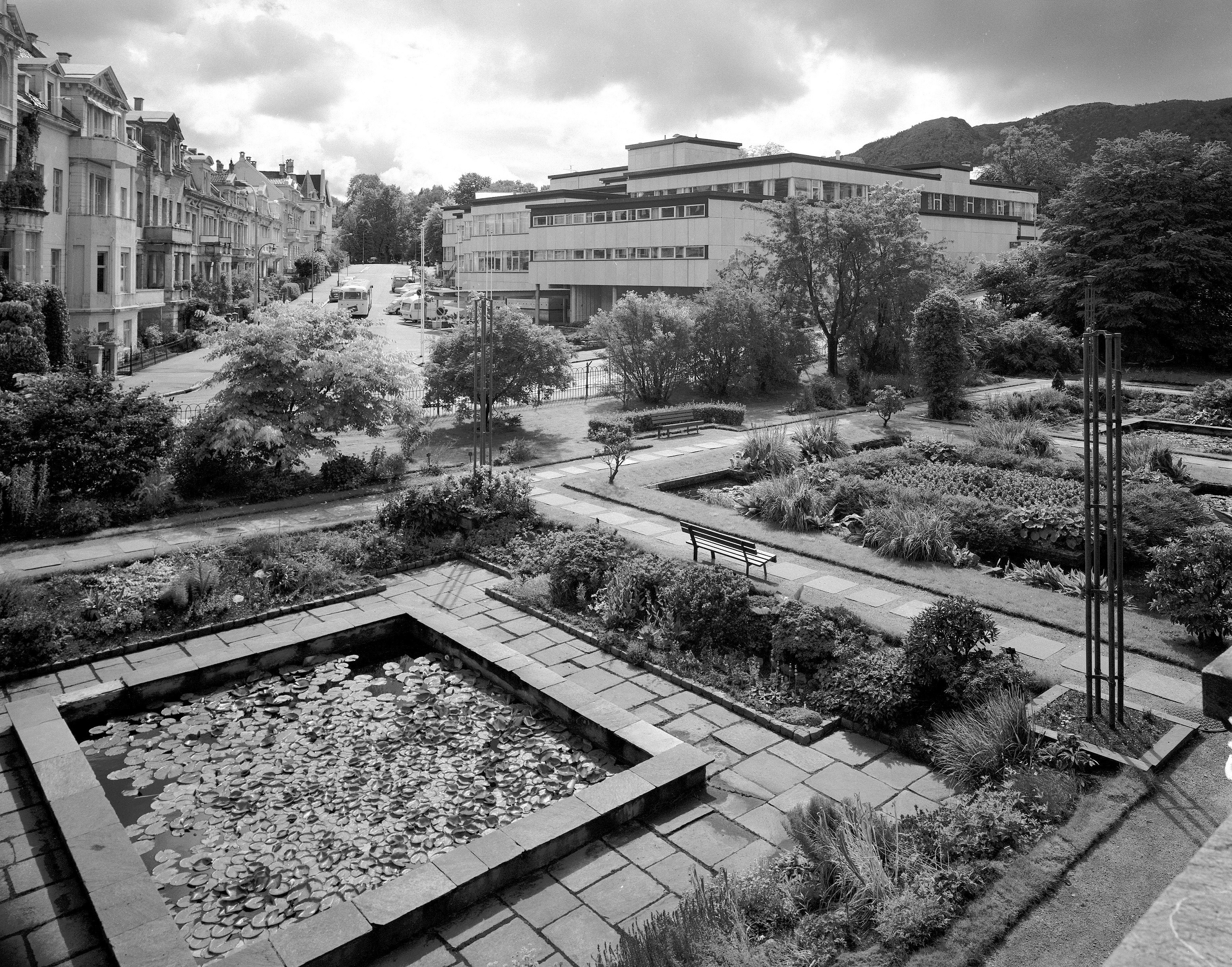Utenfor Studentsenteret i Bergen på 1970-tallet. Svart-hvitt-foto.
