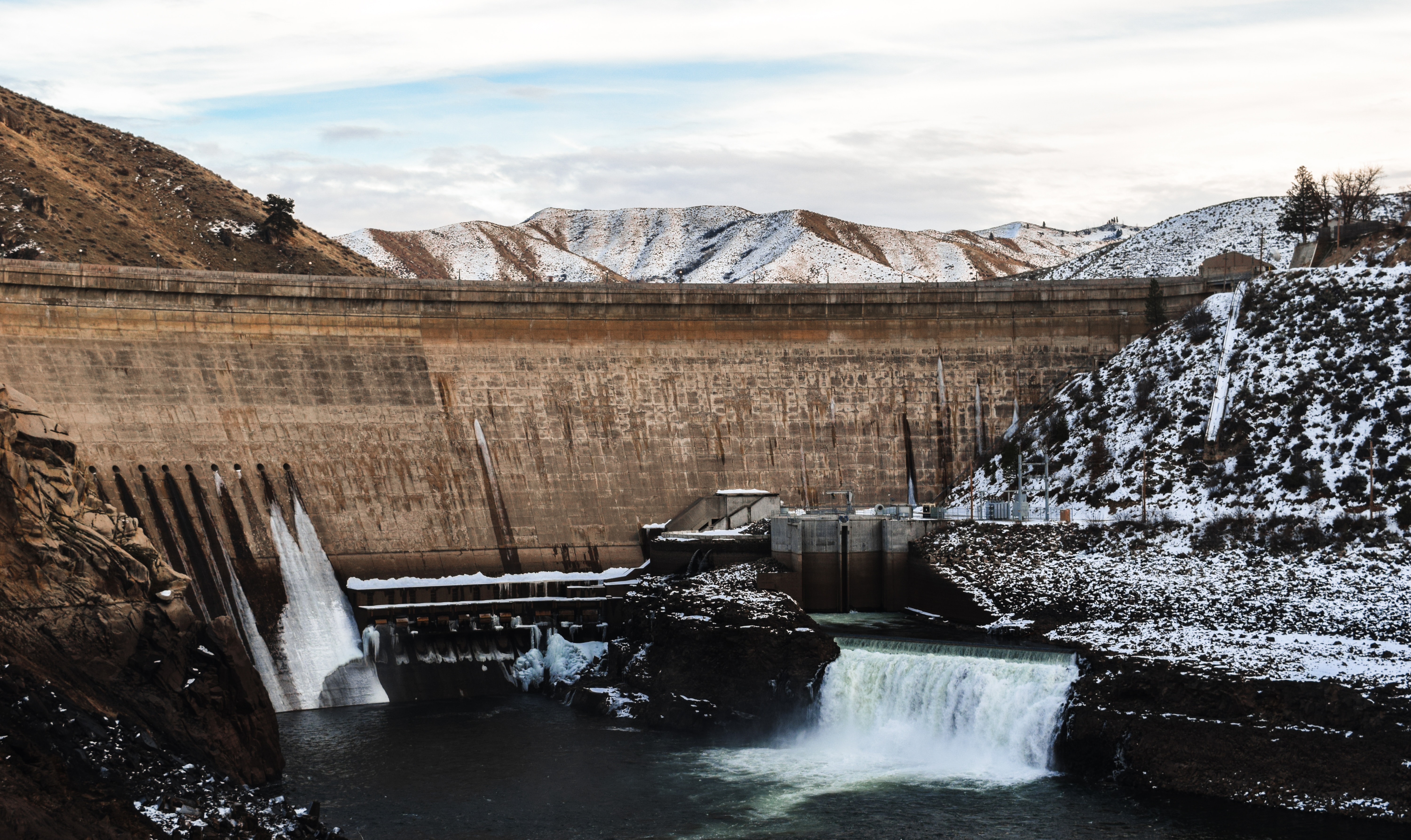 Stor demning i fjellet. Illustrasjonsbilde. 