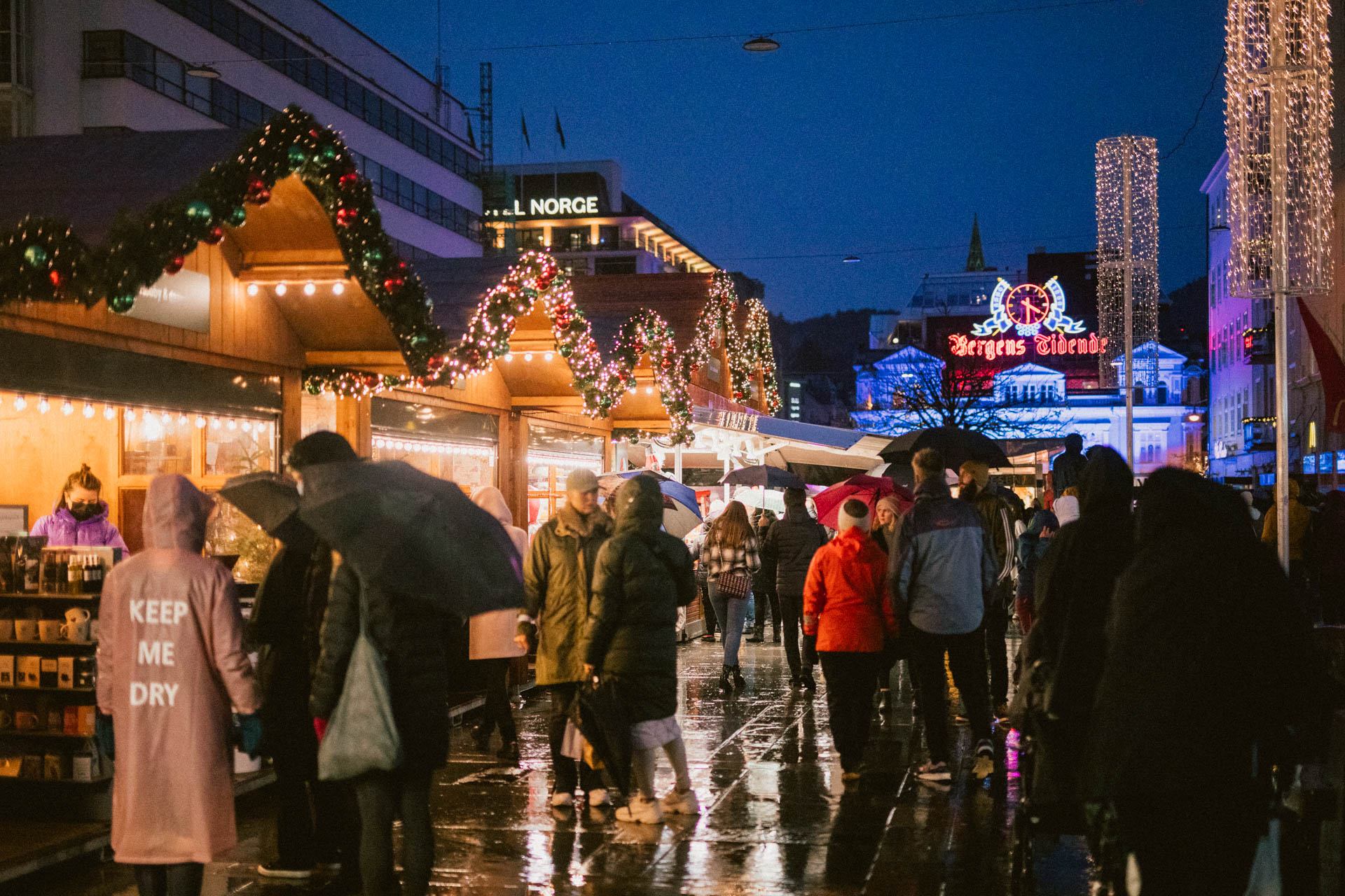 Lots of people in the Bergen Christmas Marked.