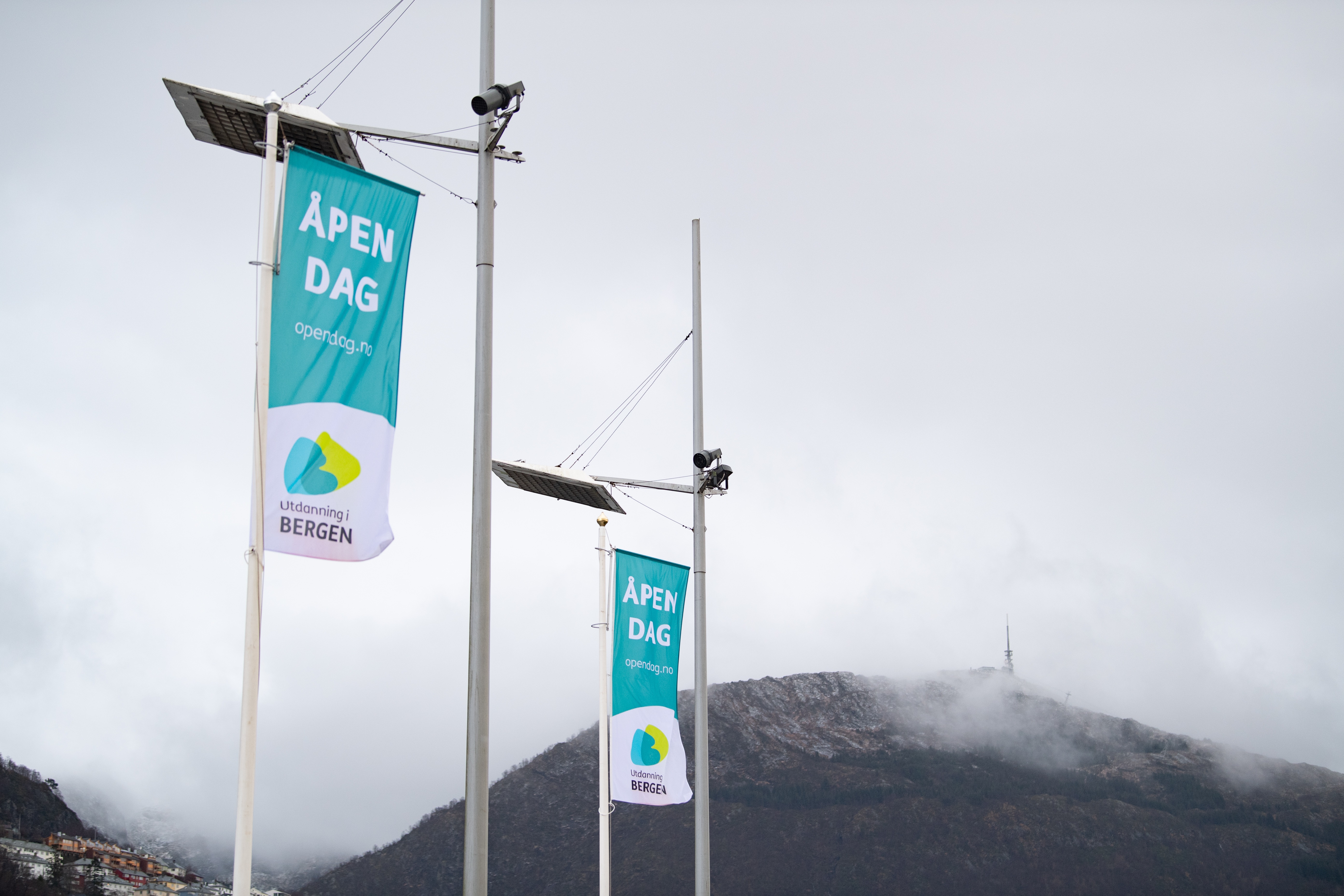 Åpen dag-flagg på Festplassen i Bergen. Fjellet Ulriken i bakgrunnen. 