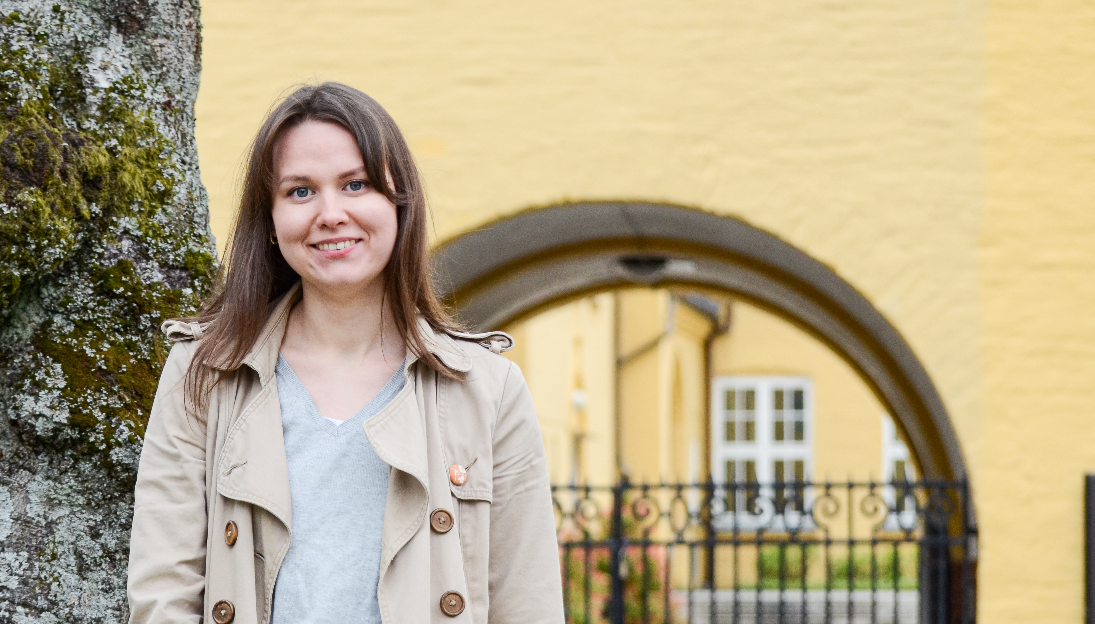 Student som ser i kamera. Foran Sydneshaugen skole i Bergen
