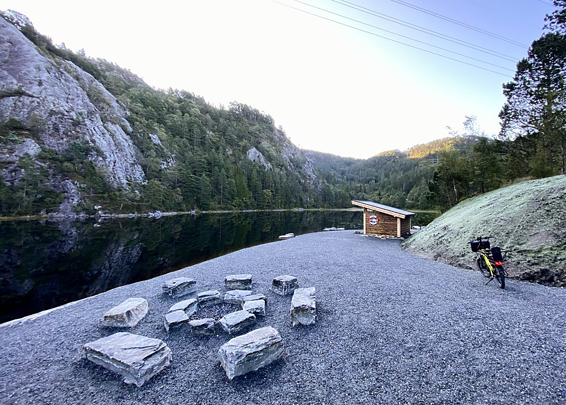 Munkebotsvatnet with a lean-on and a fire place.