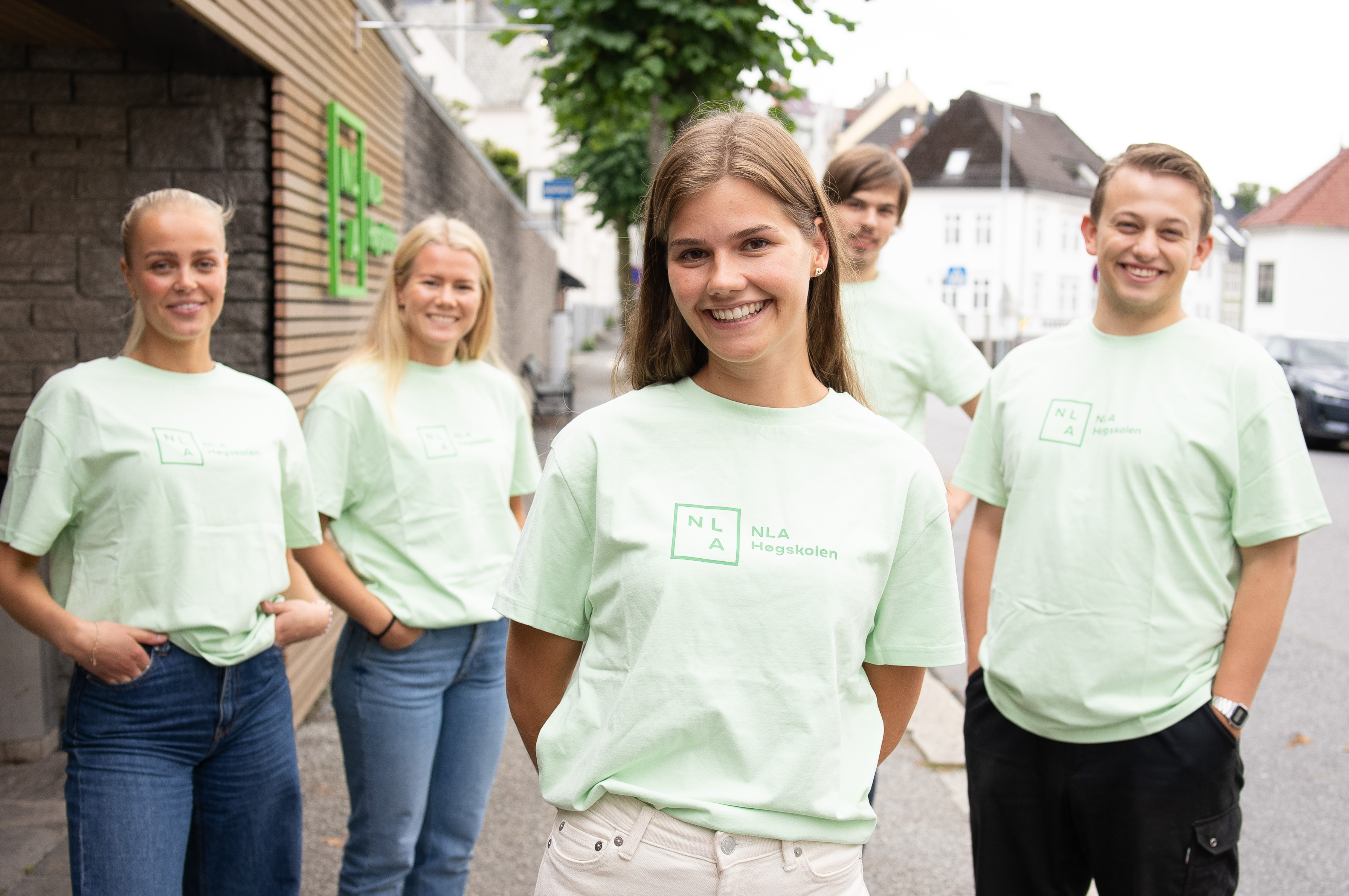 Studenter på NLA Høgskolen i matchende t-skjorter
