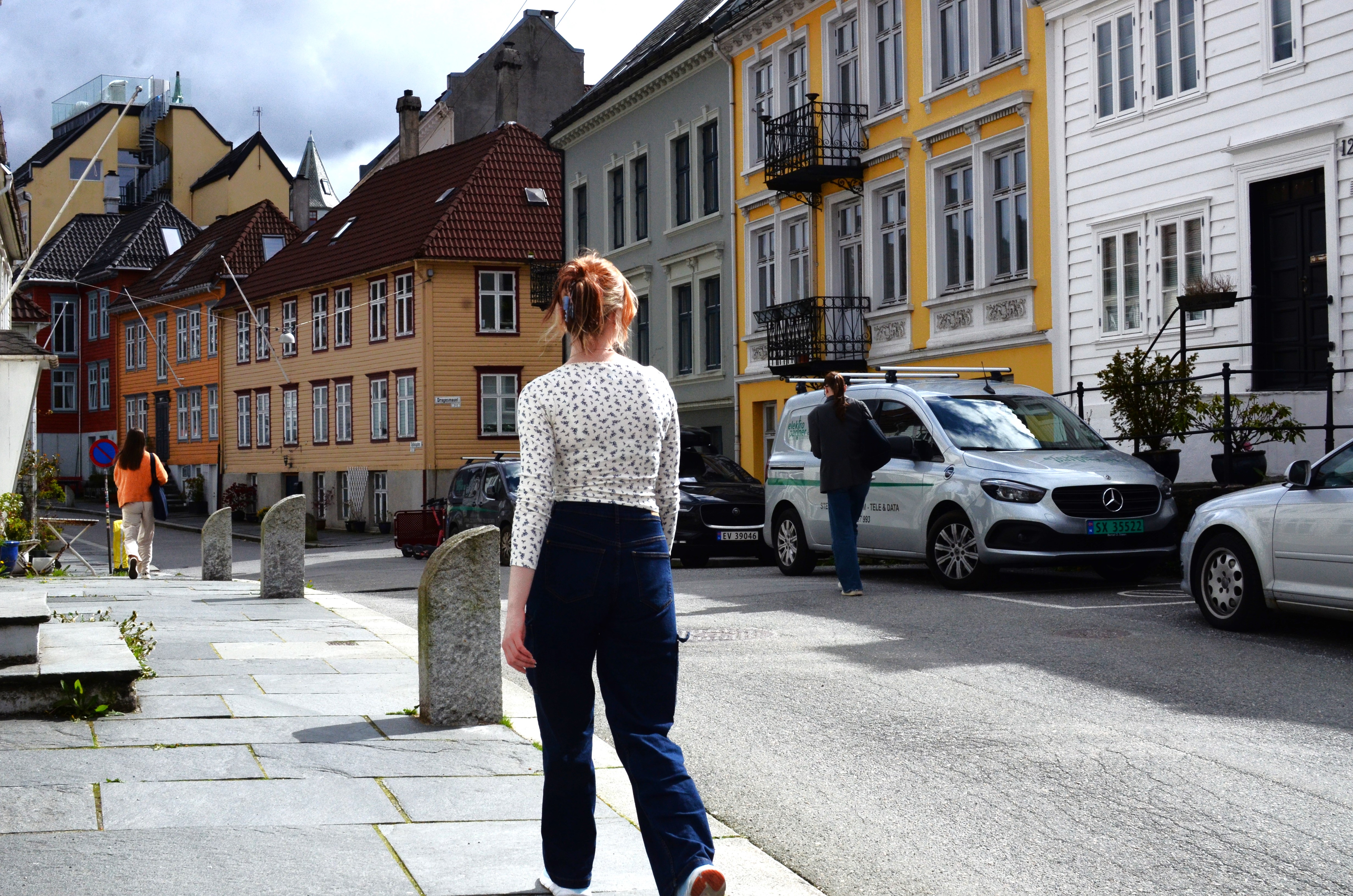 Kvinne på tur i Bergen sentrum