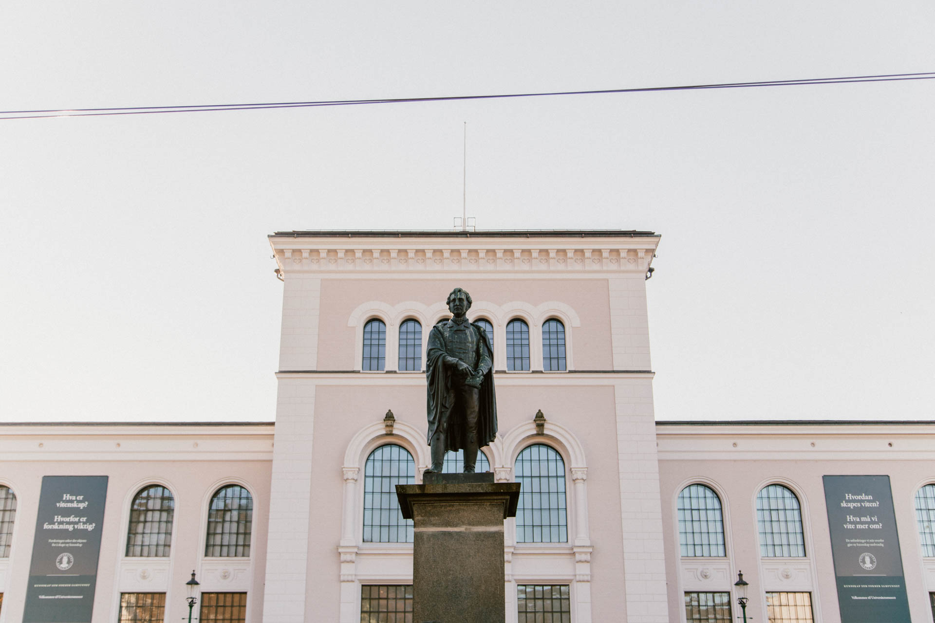 Et monument foran Universitetsmuseet i Bergen. Foto