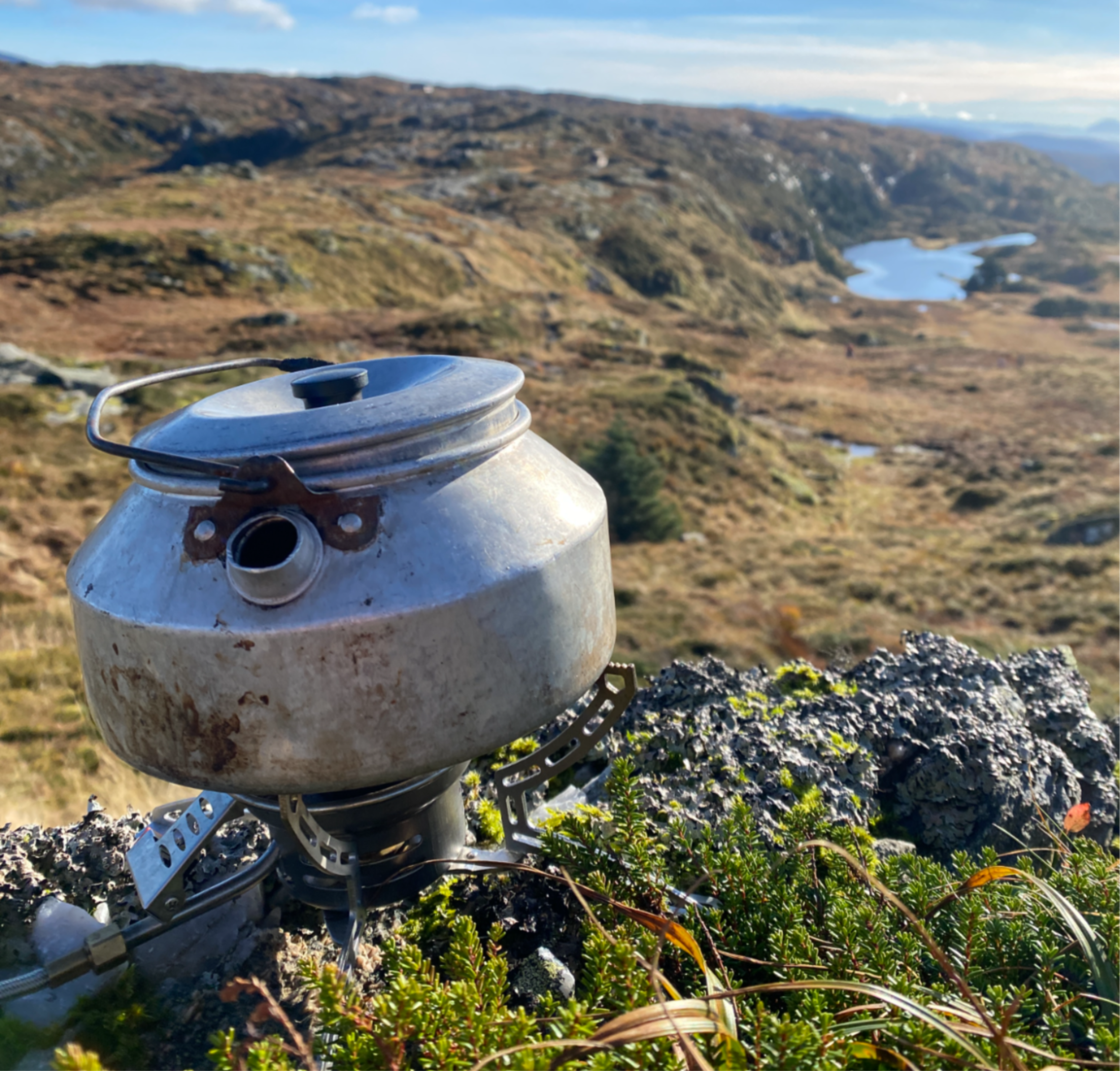 En kaffekjele på primus med utsikt på Vidden