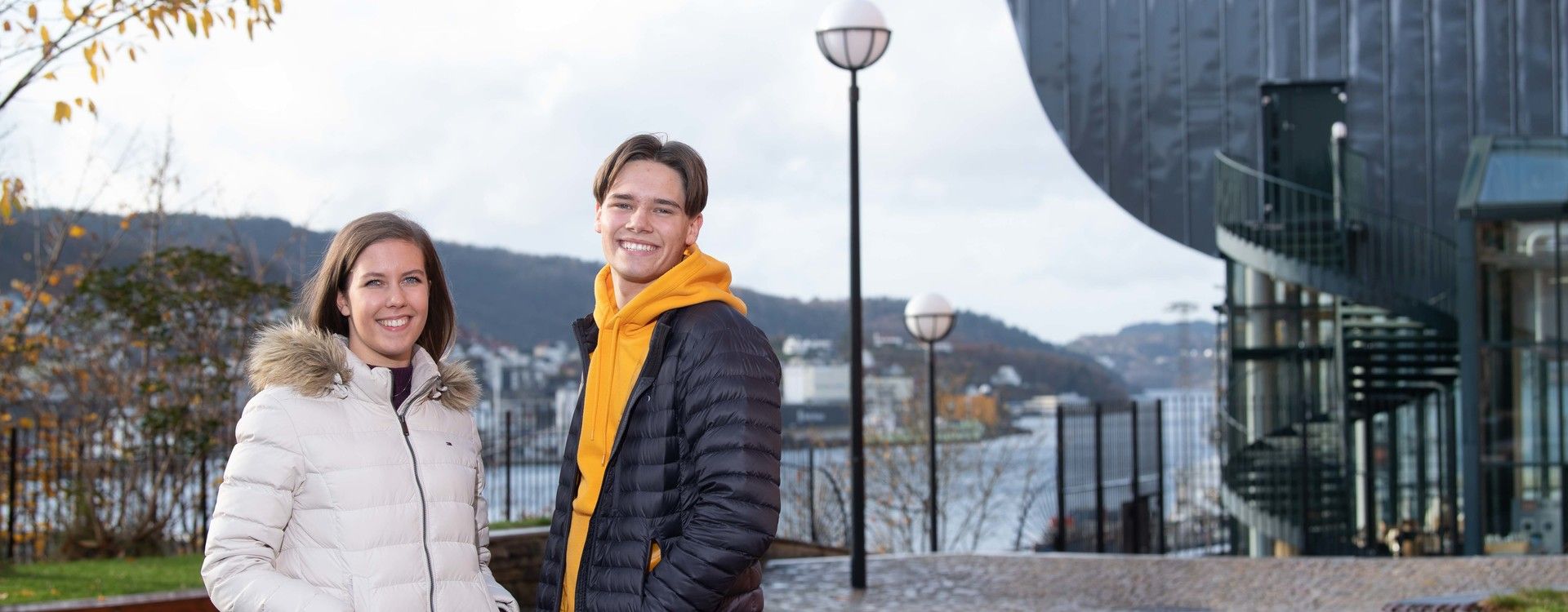 To studenter utenfor det juridiske fakultet i Bergen.