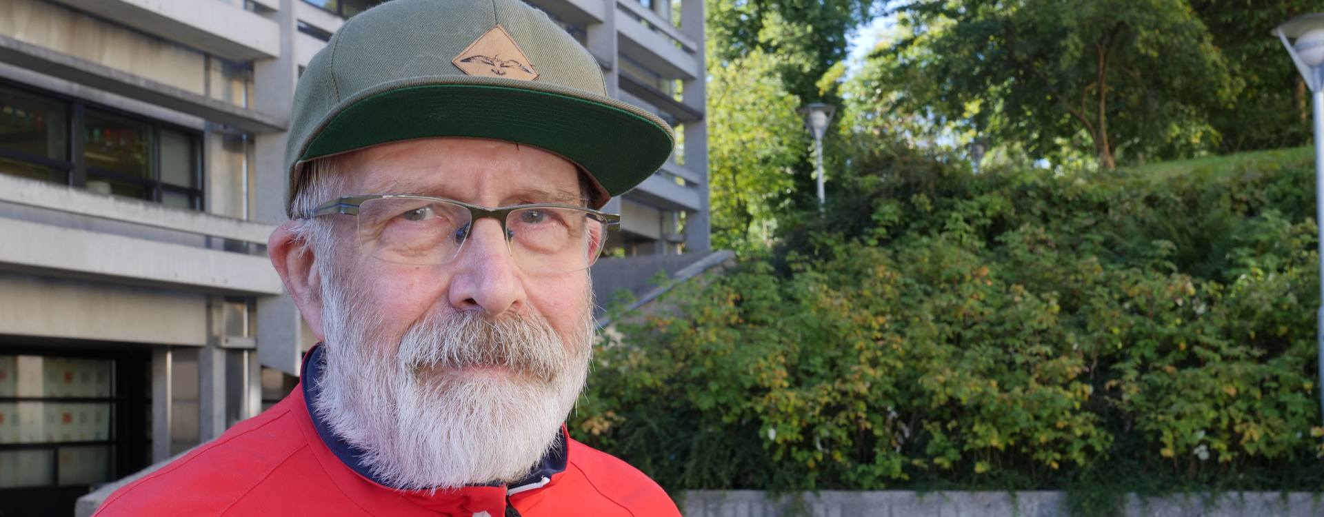 Tor Stian Holte Portrettbilde av Tor-Stian utenfor Realfagbygget.
