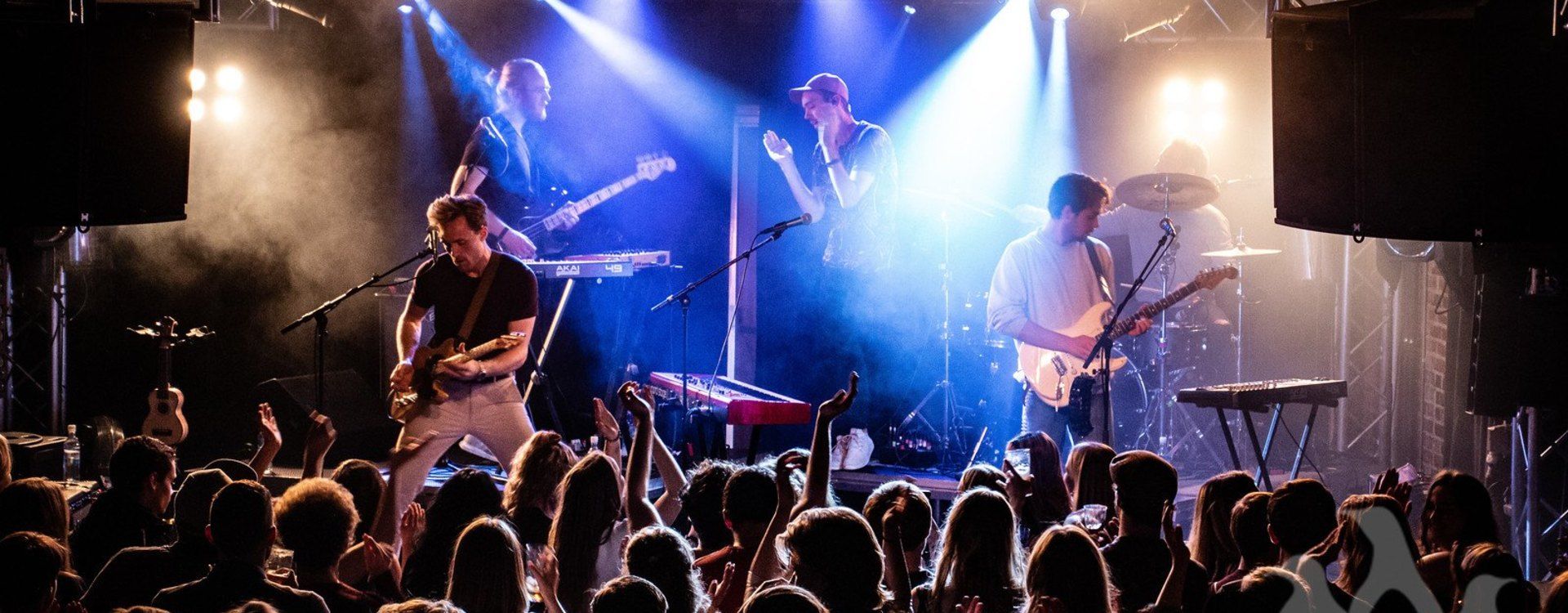 Konsert på Kvarteret i Bergen. Fem musikere på scenen med publikum i forkant.