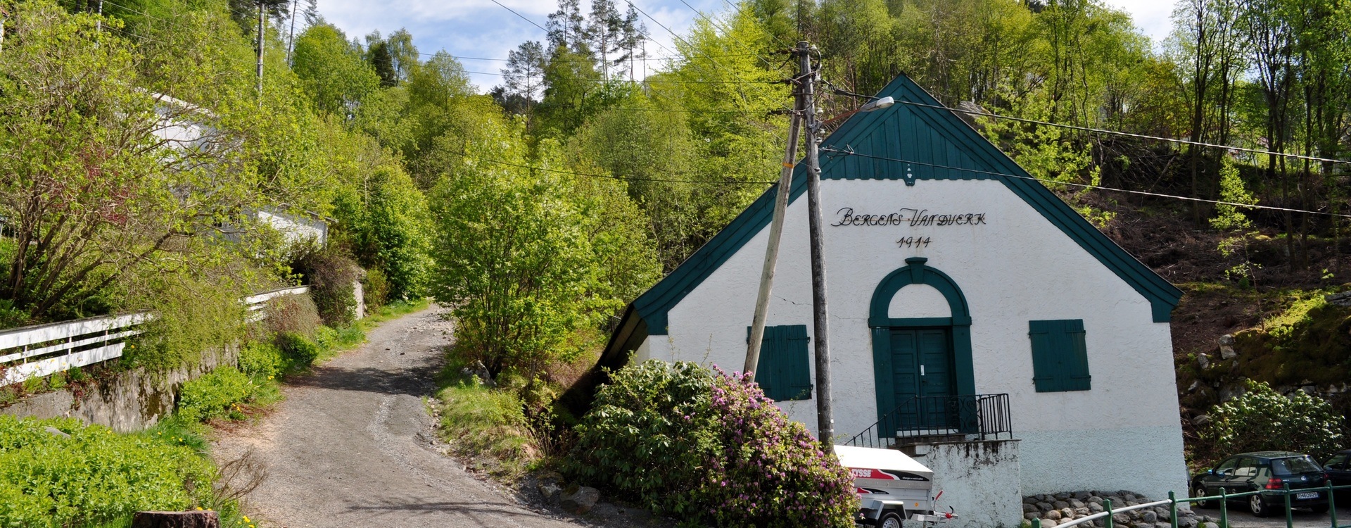 Starten av Skredderdalen. Foto: Utdanning i Bergen Starten på Skredderdalen ved den gamle Bergens Vannverk-bygningen i Fjellveien. Foto.