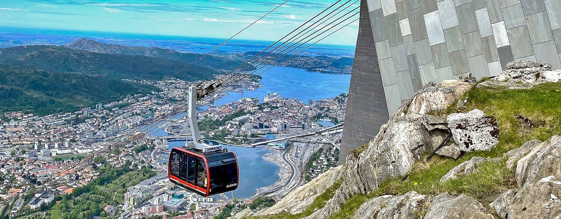 Utsikt mot Bergen fra Ulriken med Ulriksbanen i forgrunnen. Foto