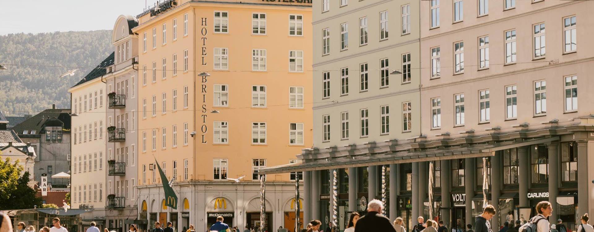 Torgalmenningen i Bergen i solskinn