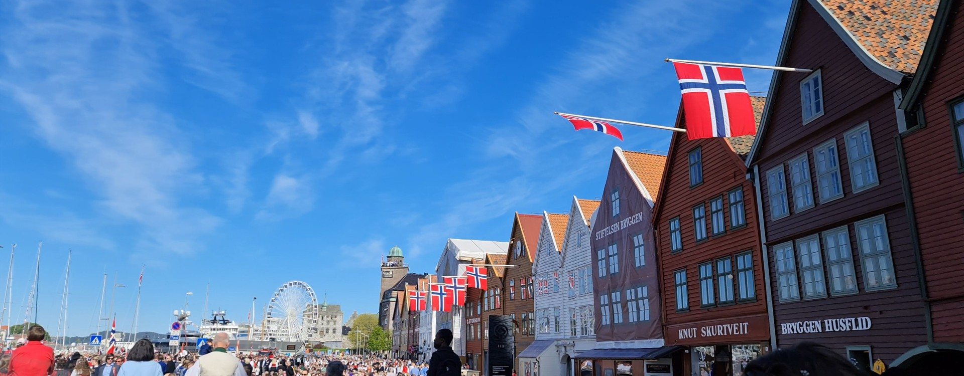 17. mai-prosesjonen går selvsagt over Bryggen. Bryggen i Bergen pyntet med norske flagg på 17. mai.