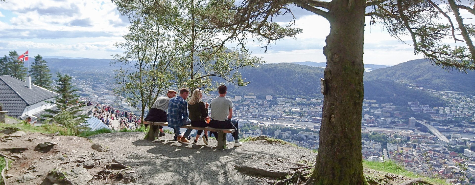 Utsikt over Bergen fra Fløyen. Studenter på benk ved Fløyen i Bergen. Foto