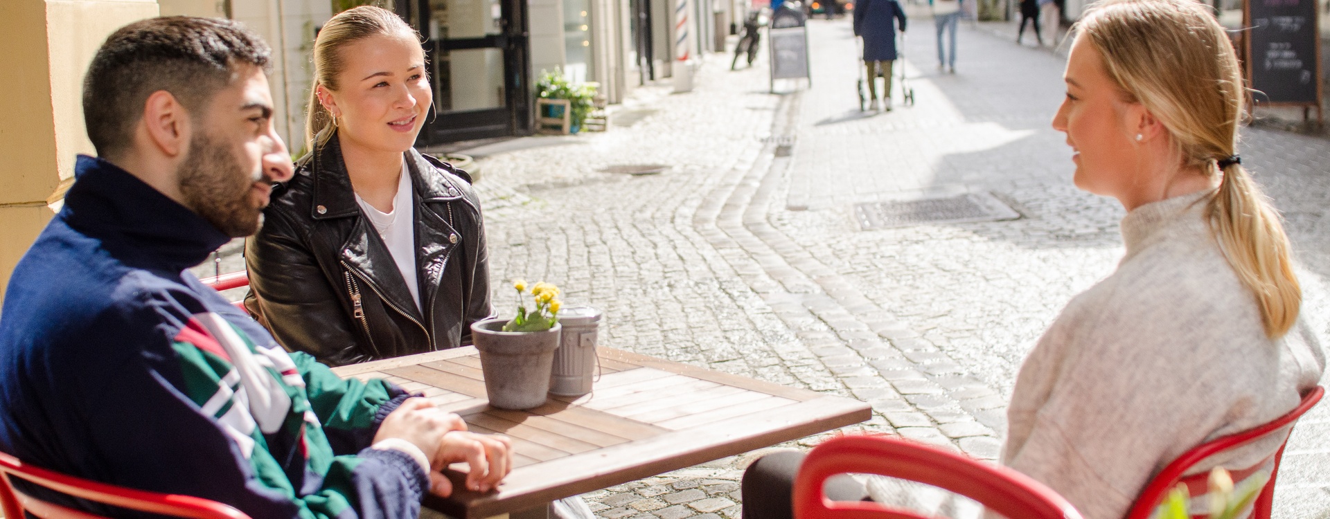 Studenter på kafe. Foto