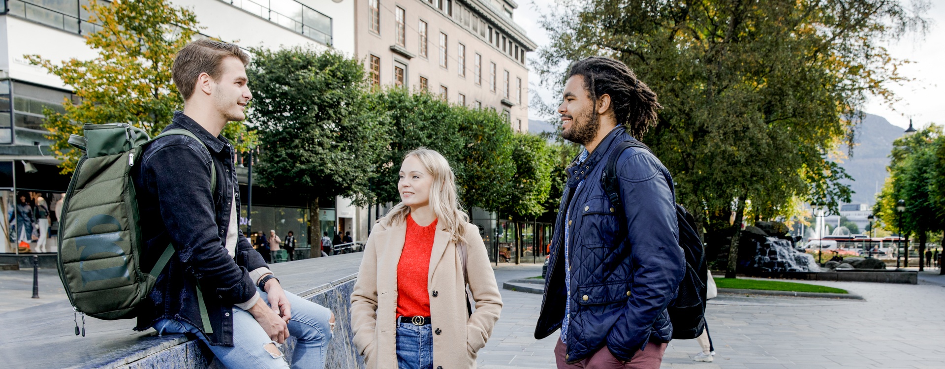 Bilde av studenter ved den blå steinen i Bergen sentrum.