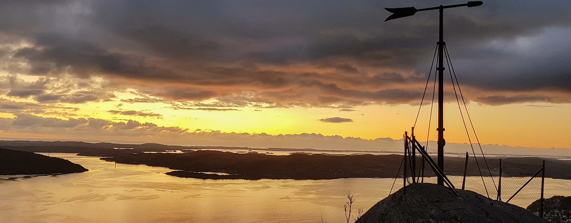 Utsikt fra toppen av Stoltzen i Bergen. Utsikt mot Askøy fra toppen av Stoltzen i Bergen. Foto