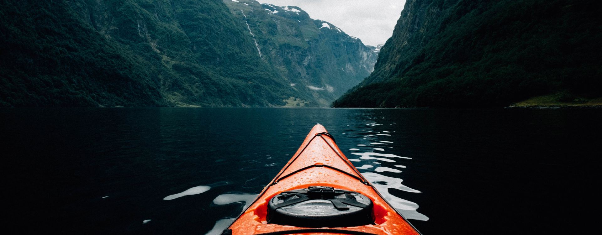 Kajakk på norsk fjord. Foto