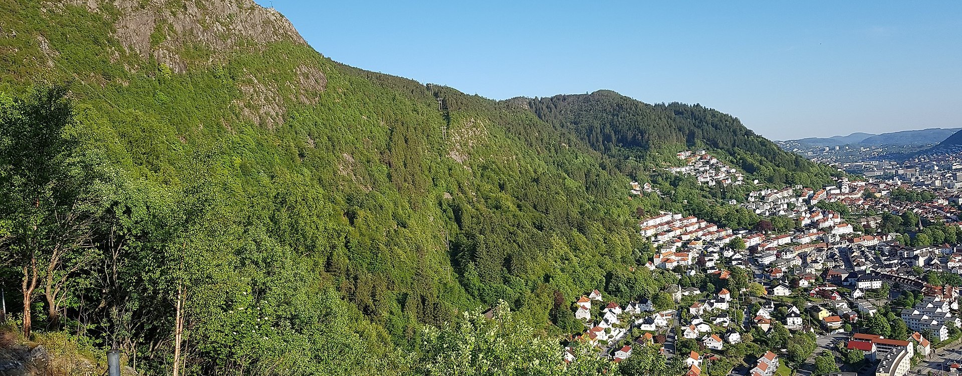 Foto: Svein Harkestad/Wikimedia (CC BY-SA 4.0) Sandviksfjellet i Bergen sett fra Sandviksbatteriet. Foto.