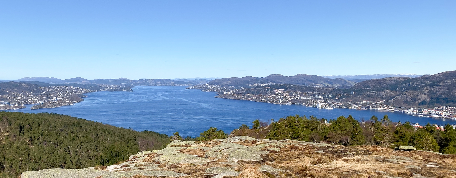 Utsikt fra toppen av Damsgårdsfjellet i Bergen. Foto: Utdanning i Bergen Utsikt fra Damsgårdsfjellet i Bergen mot Byfjorden, med Askøy til venstre og Sandviken til høyre. Foto.