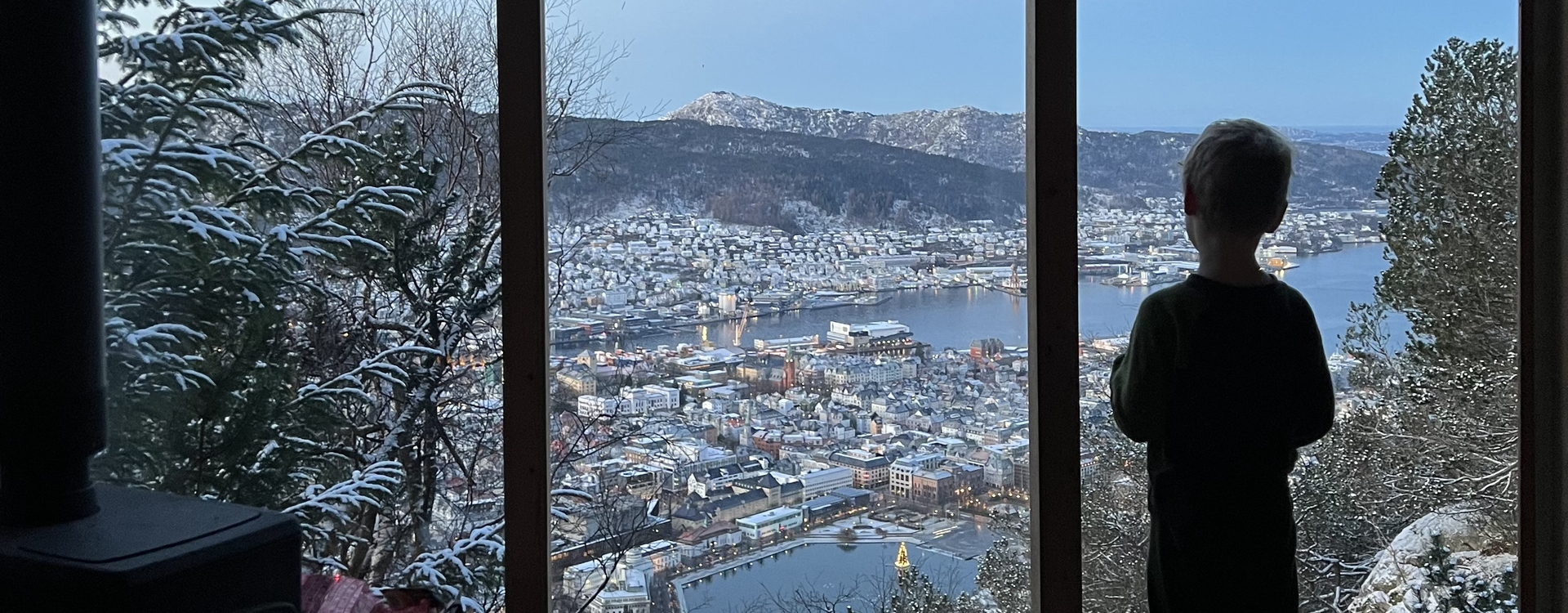 Liten gutt ser ut fra TubaKuba mot Bergen by