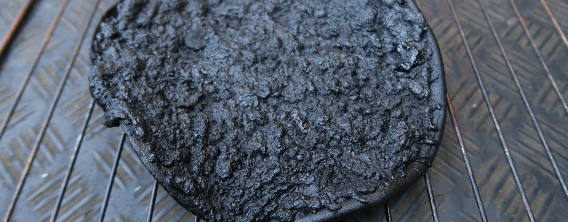 Photo of very burnt pizza.