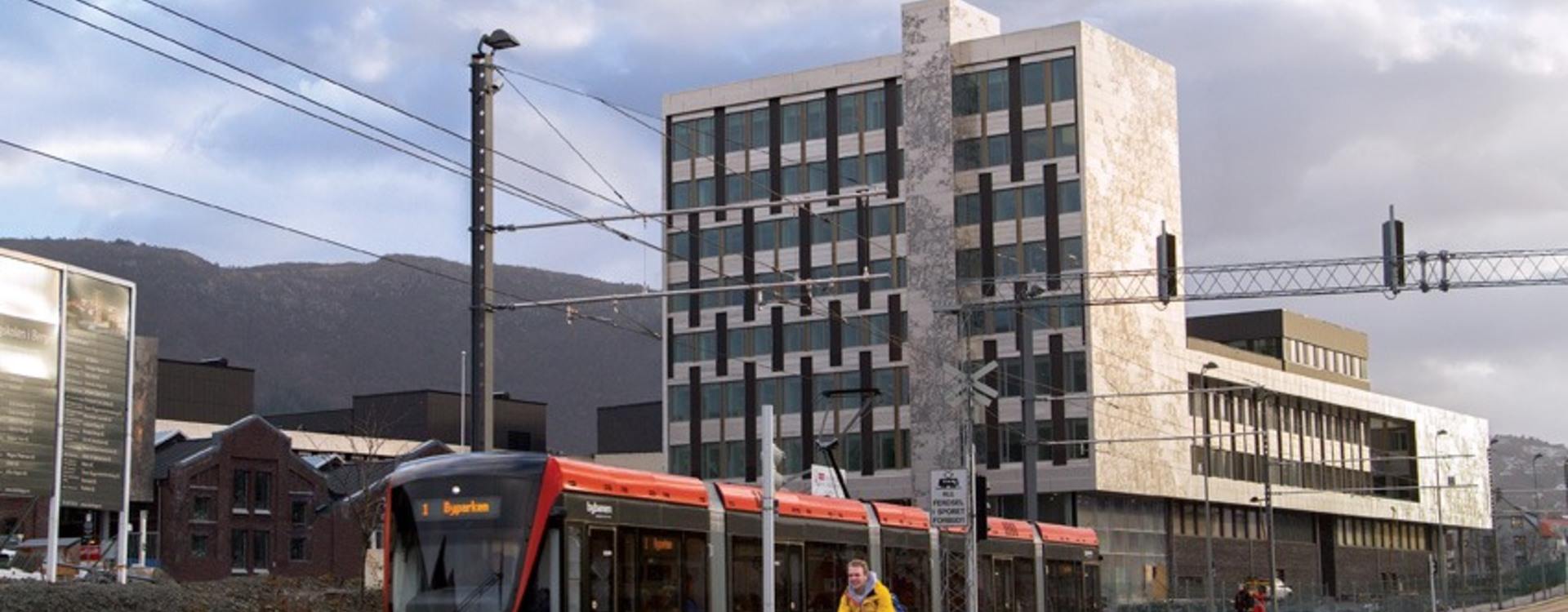 The campus of HVL in Bergen, with the light rail in the foreground. 