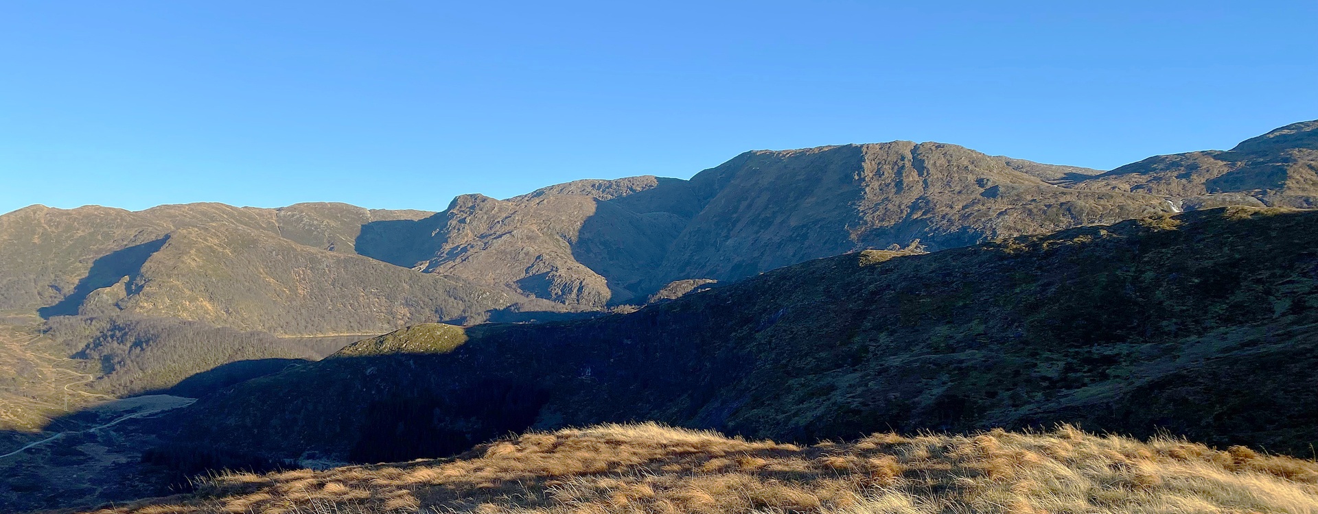 View towards Gullfjellet from Austefjellet on a sunny day. Photo