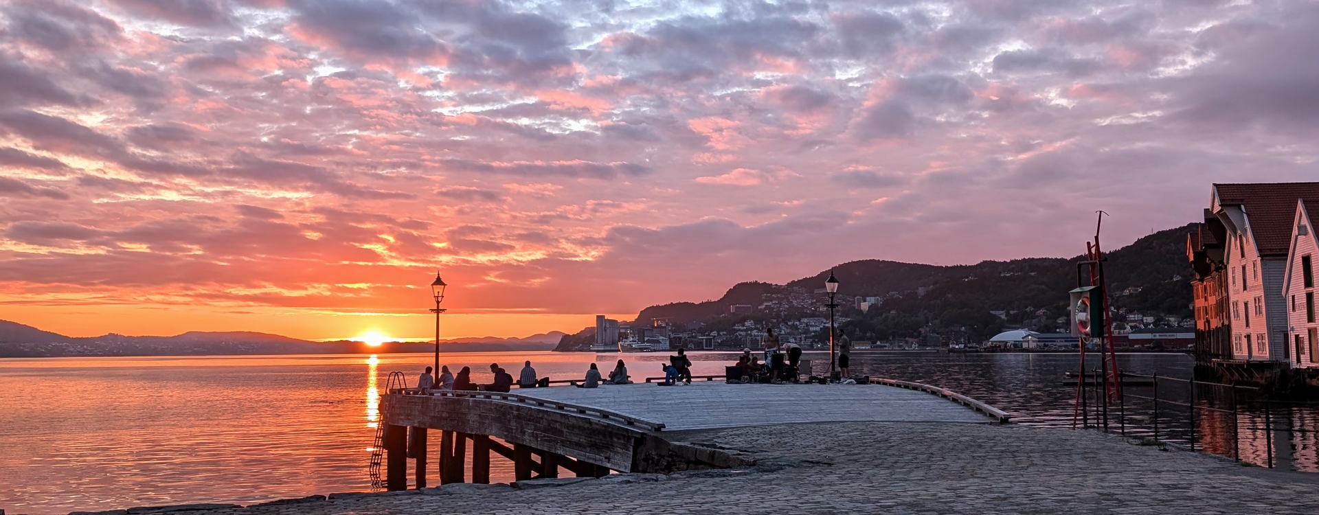 Sunset in Bergen seen from Skutevikskaien The sun is setting in the horizon. Seen from Skuteviken. Photo.