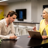 Hva er forskjellen på externship, internship, praksis og trainee? 