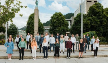 Bilde av alle som er trainee i Bergen. Traineene er oppstilt på Festplassen i Bergen. 