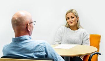 Student i samtale med rådgiver. 