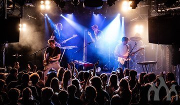 Konsert på Kvarteret i Bergen. Fem musikere på scenen med publikum i forkant. 