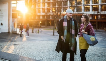 Two students in Torgallmenningen. Photo