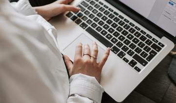 PC med jobbsøknad på. Foto.