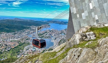 Utsikt mot Bergen fra Ulriken med Ulriksbanen i forgrunnen. Foto