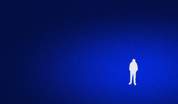 Ensom person står alene. Blå bakgrunn, hvit person. Grafisk illustrasjon. 